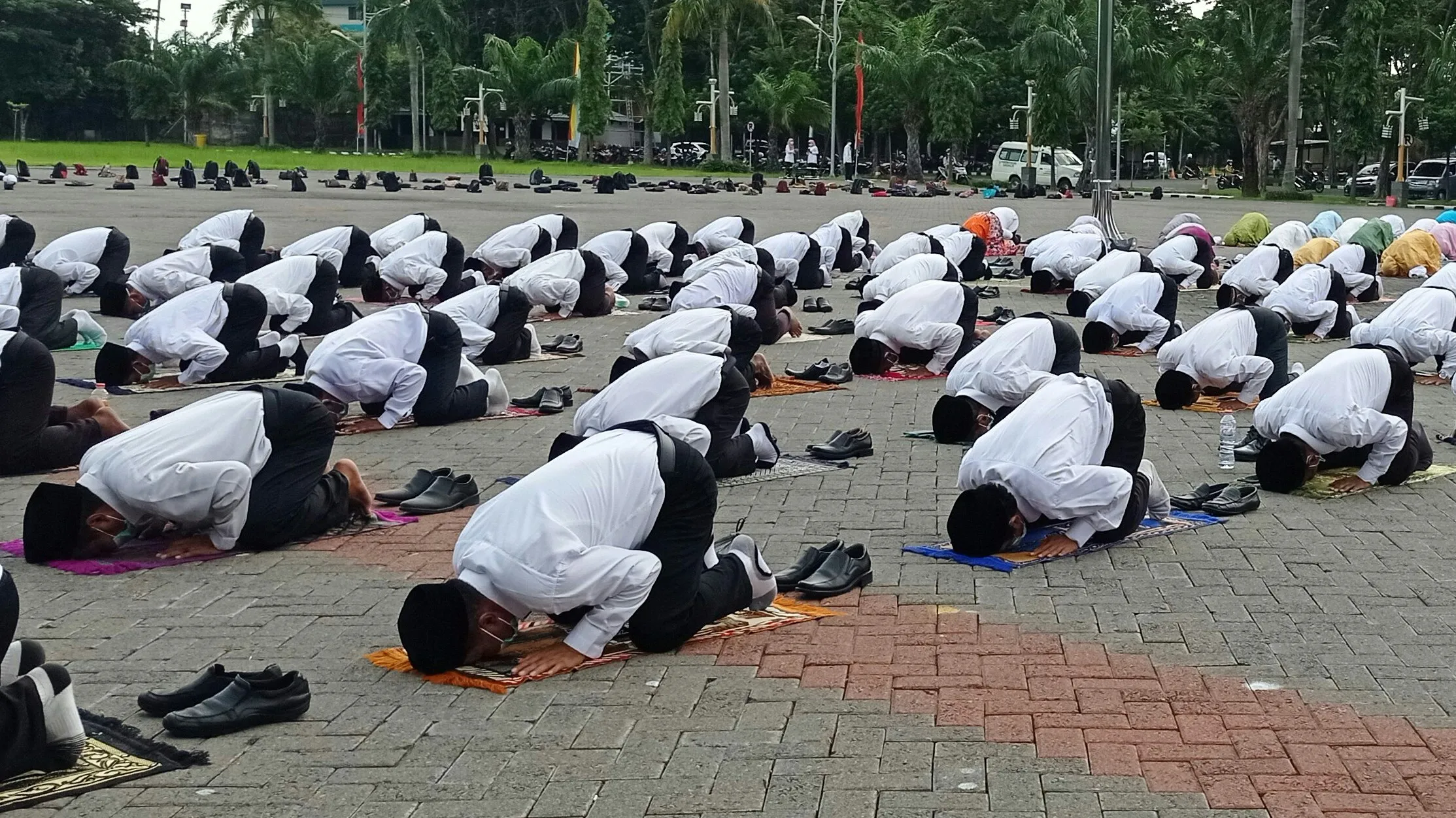 Diangkat P3K, 227 Tenaga Honorer Pemkab Gresik Sujud Syukur Massal