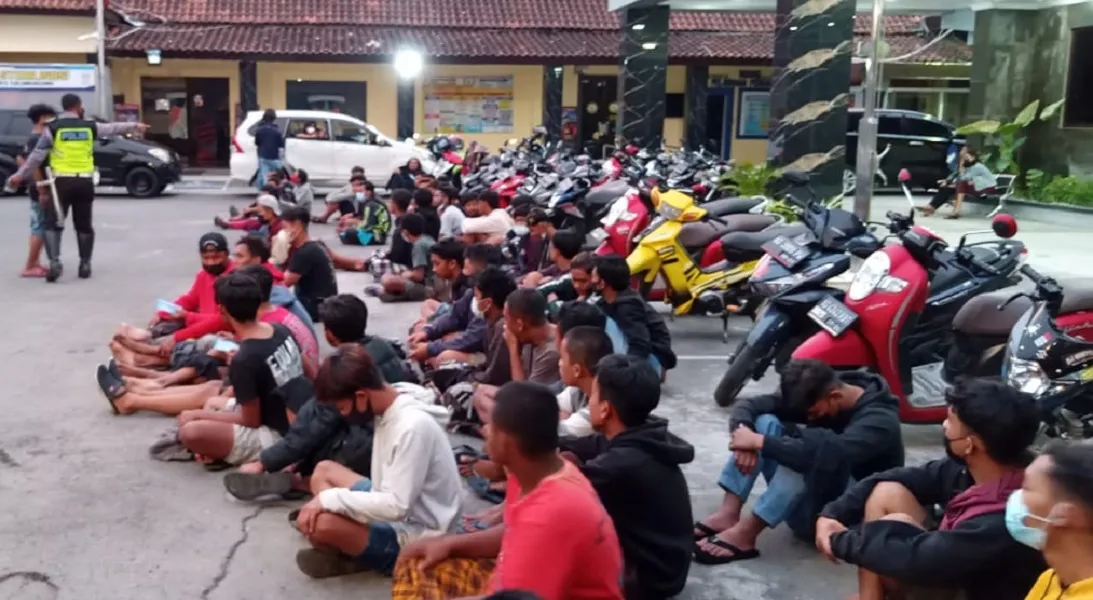 Bubarkan Balap Liar, Mobil Polisi Ditabrak, 65 Pelajar Diamankan