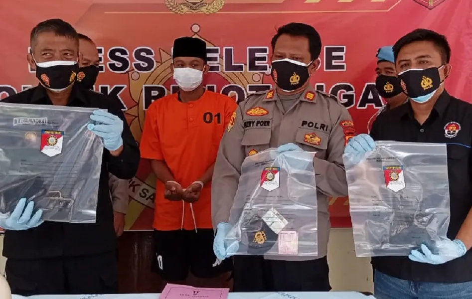 Jadi Polisi Palsu Terinspirasi Masker Berlogo TNI-Polri
