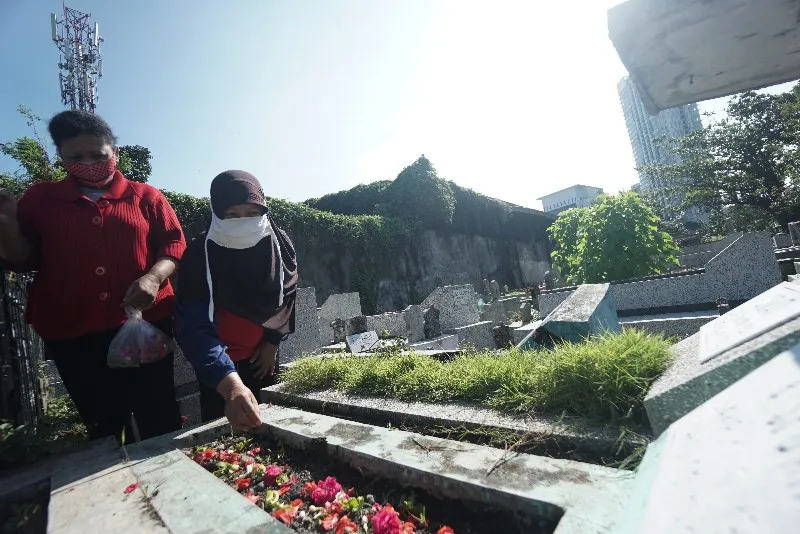 FOTO: Ziarah Kubur Jelang Ramadhan di Surabaya