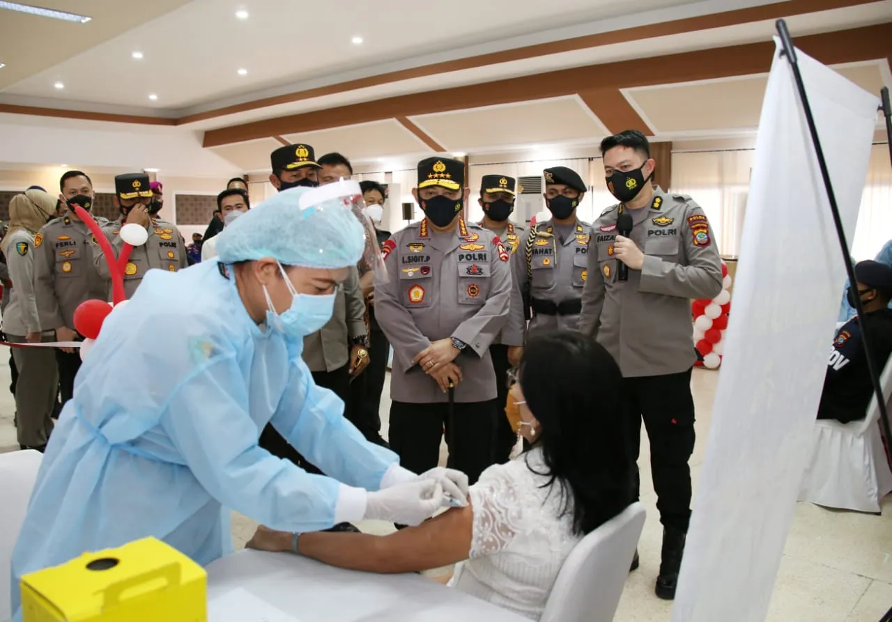 Kapolri Tinjau Vaksinasi Covid Ratusan Personel di Manado
