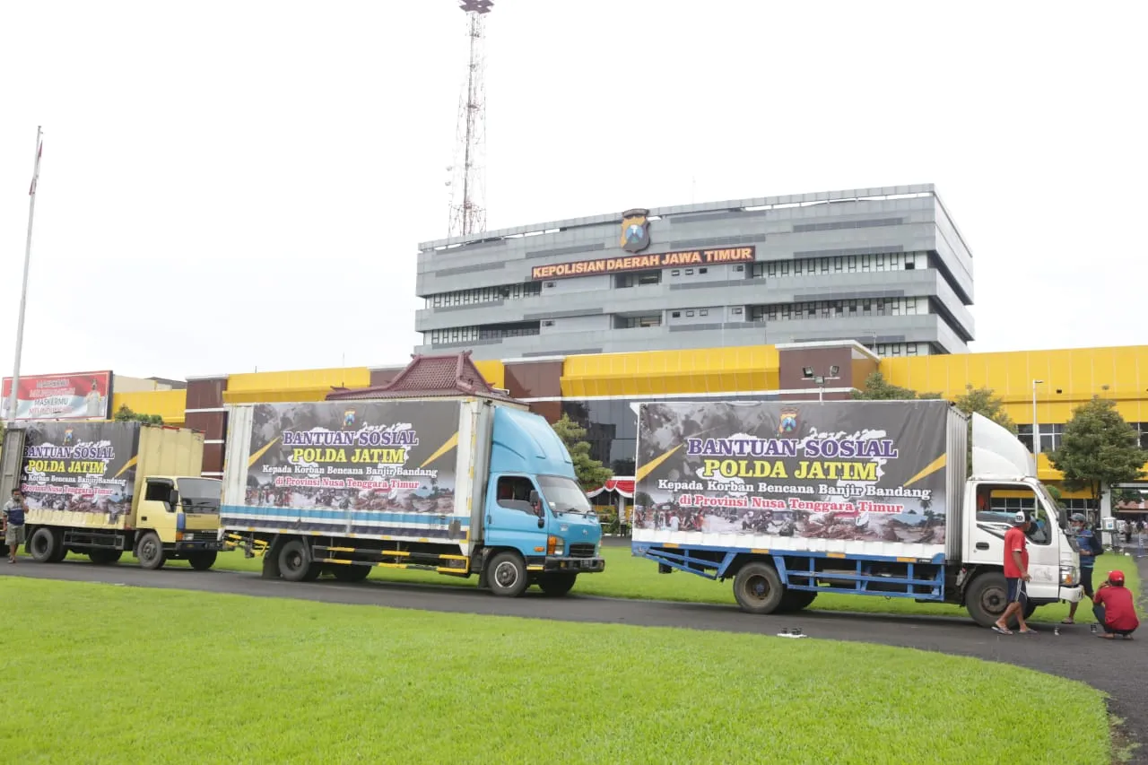Polda Jatim Kirim Sembako dan Obat-obatan ke Korban Banjir Bandang NTT