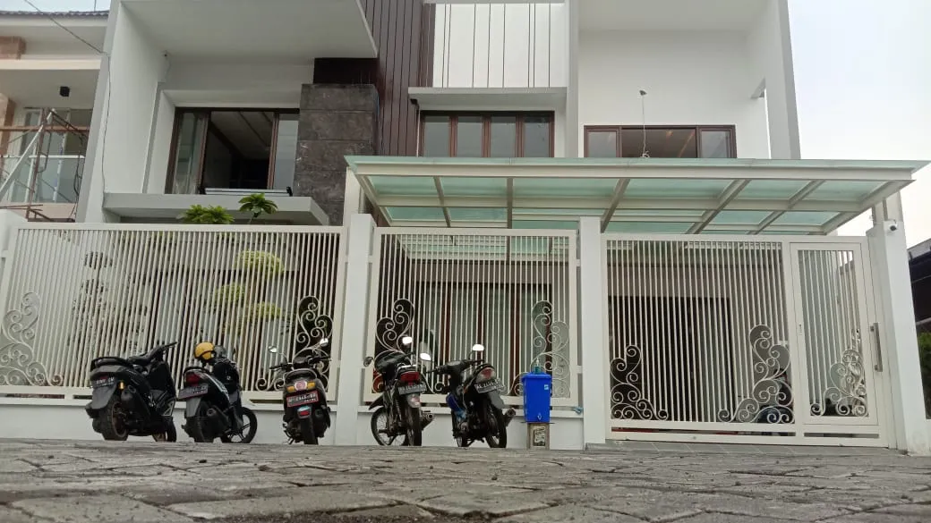 Usai PDAM Gresik, KPK Datangi Rumah Mantan Bupati Sambari di Surabaya