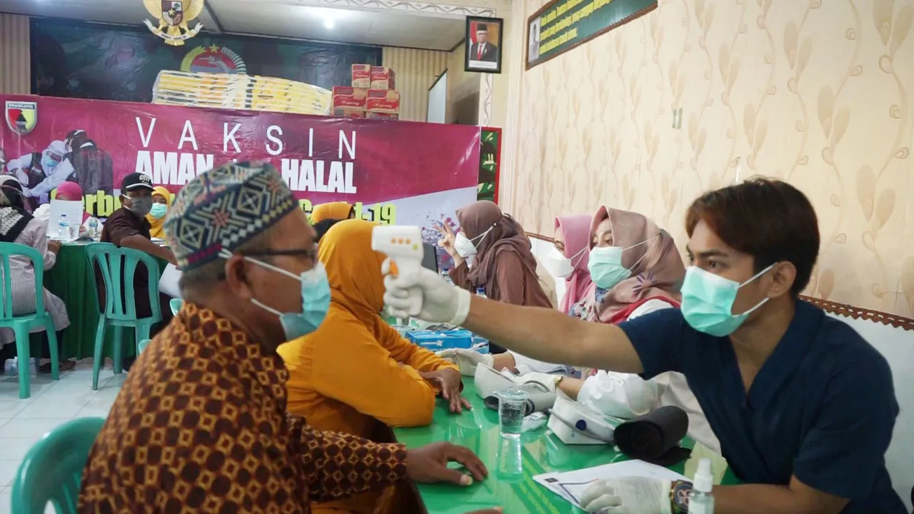 Kodim 0817 Gresik Vaksinasi Purnawirawan dan Warakawuri TNI AD
