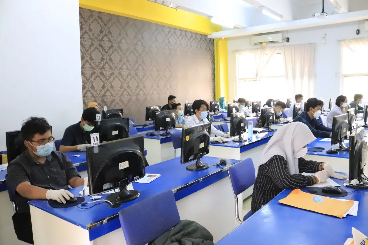 Hari Pertama UTBK ITS, Ribuan Peserta Hadir dengan Prokes Ketat