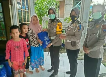 Tim Polwan Presisi Polda Kalsel, Udah Cantik, Bagi-Bagi Sembako Lagi