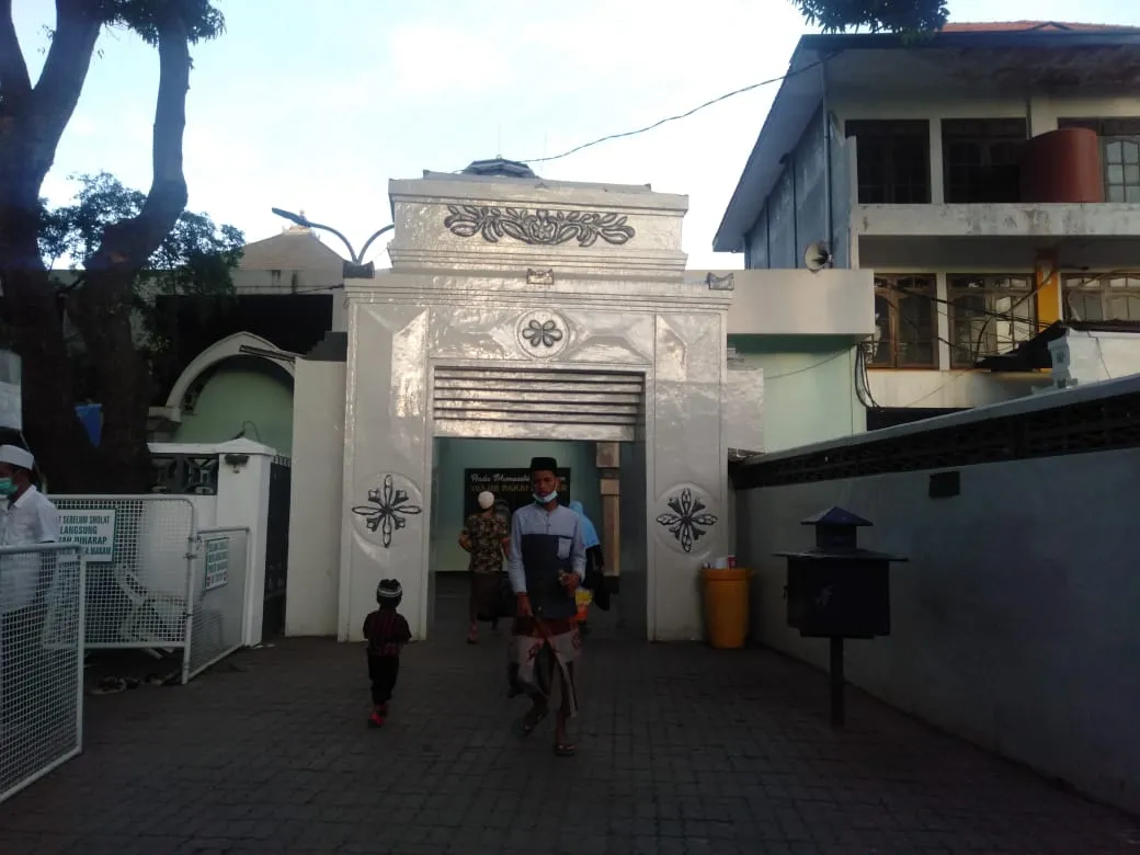 Pandemi tak Surutkan Ribuan Warga Ibadah di Masjid Ampel dan Al Akbar