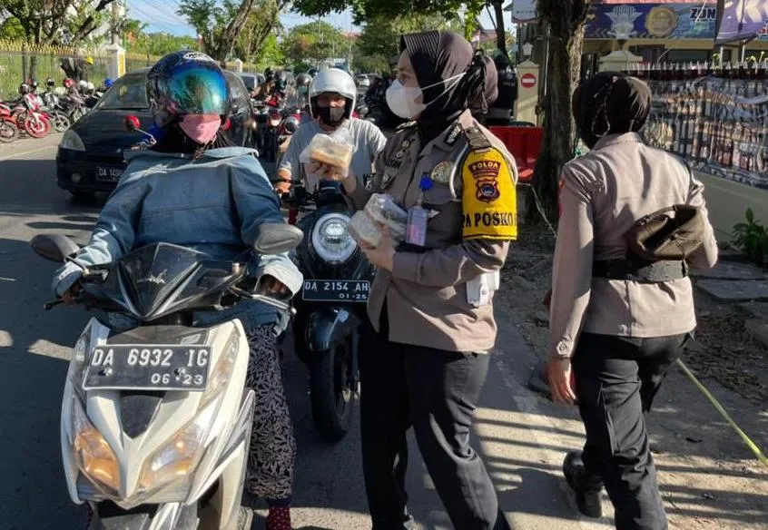 Momen Hari Kartini, Polwan Cantik di Kalsel Bagi-Bagi Takjil