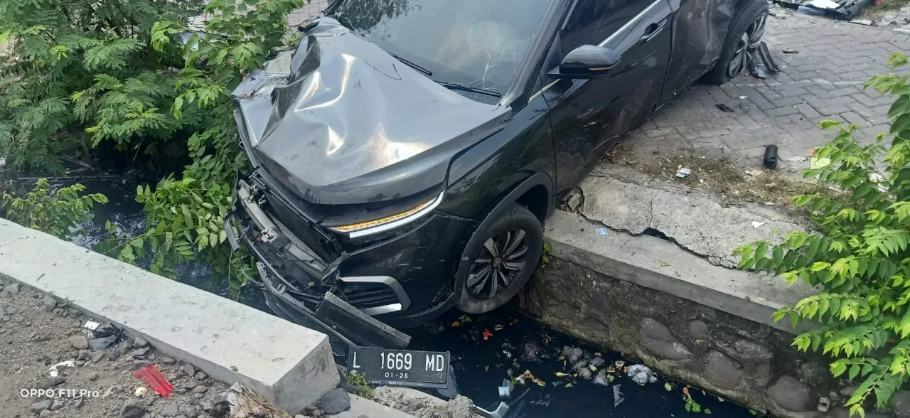 Wuling vs Kereta, Mobil Terpental, Pengemudi Tewas