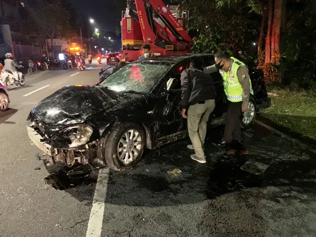 Laka di Jemursari, Nissan Teana Terperosok Sungai hingga Terbalik