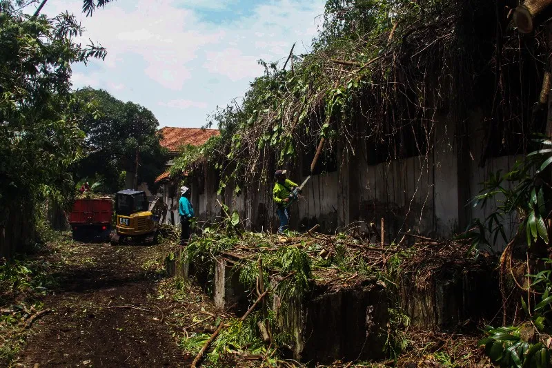 FOTO: Tak Terurus, Bangunan Cagar Budaya Penjara Kalisosok Dibersihkan