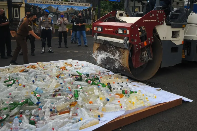 FOTO: Polrestabes Surabaya Musnahkan Barang Bukti Miras