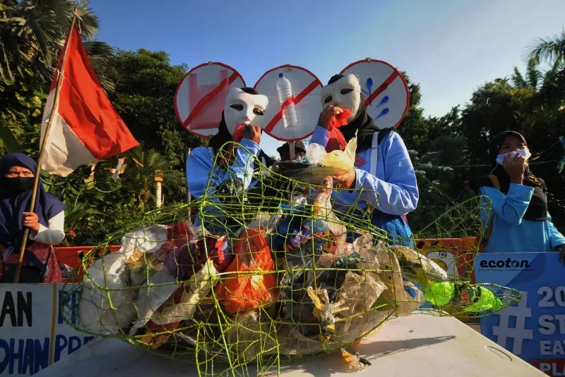FOTO: Hari Bumi, Ecoton Gelar Aksi #Stopmakanplastik