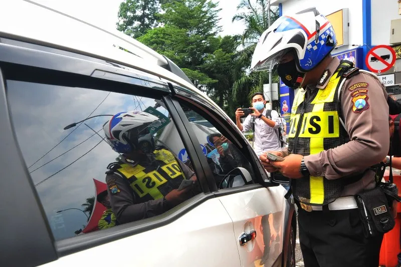 FOTO: Uji Coba Larangan Mudik di Surabaya