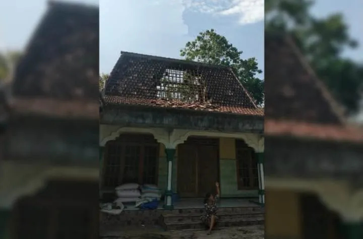 Salah satu rumah rusak di Tulungagung akibat gempa Malang.
