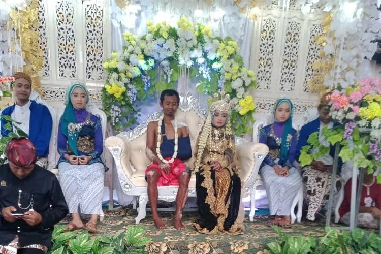 Viral! Pengantin Pria di Nganjuk Ini Nikah dengan Tubuh Penuh Luka