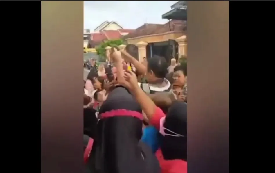 Viral, Aksi Pak Kades di Tulungagung Sebar Uang Timbulkan Kerumunan