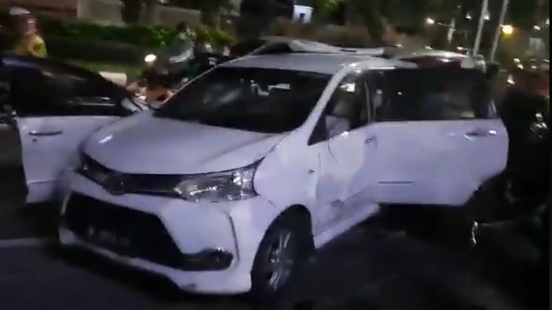 Kabur usai Seruduk Tiga Motor, Junaidi Bonyok, Mobilnya Dirusak Warga