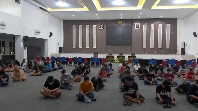 Puluhan Pengunjung dan Pegawai Karaoke di Surabaya Terjaring Razia