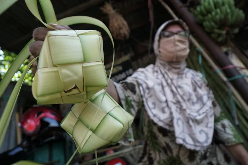 FOTO: Pembuatan Cangkang Ketupat Idul Fitri
