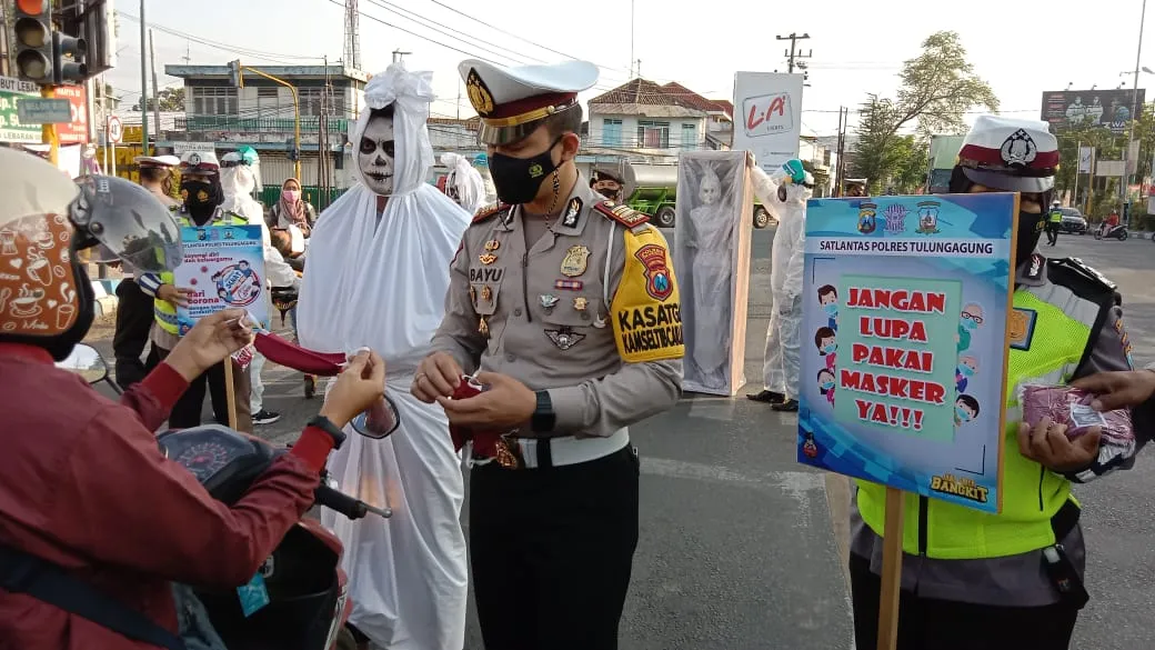 Ajak Pocong dan Usung Peti Mati, Satlantas Tulungagung Promosi Prokes