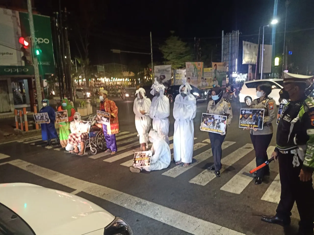 Demi Prokes, Satlantas Sidoarjo Bawa Pocong ke Mal dan Simpang Jalan