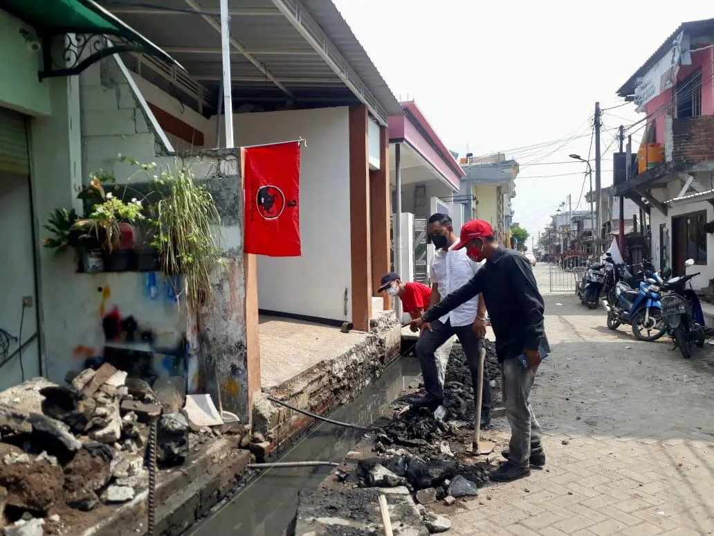 Blusukan, Wakil DPC PDIP Surabaya Pastikan Pembangunan Tepat Sasaran