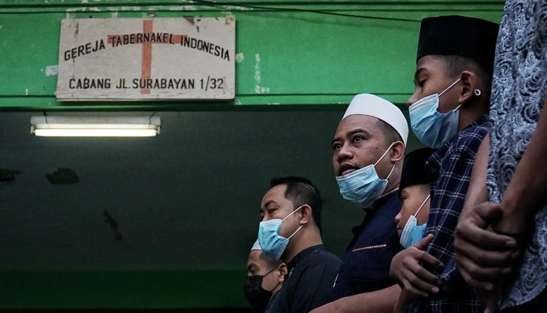Warga Surabaya Gelar Salat Idul Fitri di Halaman Gereja, Ini Alasannya