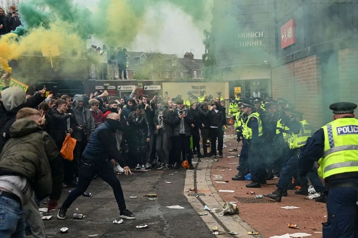 Supporter Ngamuk, Pertandingan Man United vs Liverpool Dibatalkan