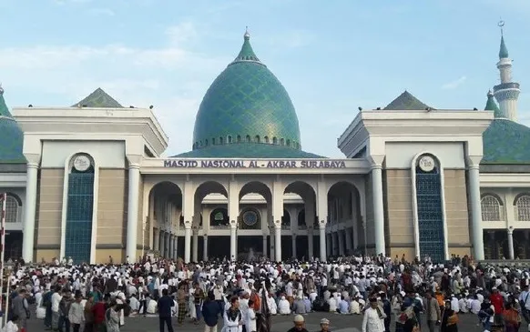 Masjid Al-Akbar Surabaya Jadi Tempat Ngabuburit Ribuan Warga