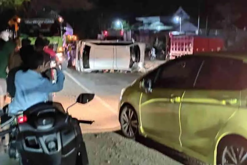 Minibus Tabrak Truk Parkir di Trenggalek, Satu Nyawa Melayang