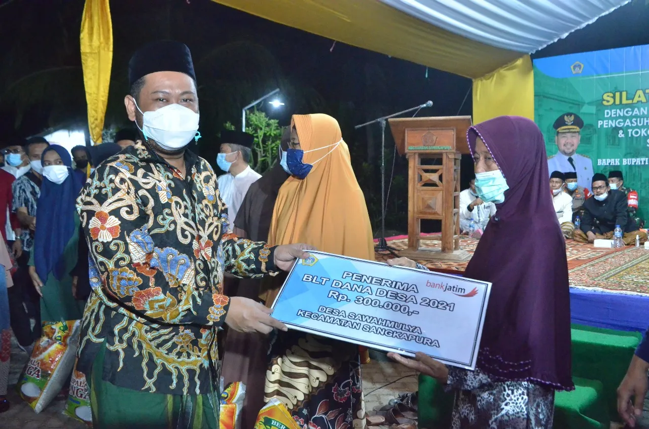 Kunker ke Bawean, Bupati Gresik Bagikan Ribuan Bantuan Non Tunai