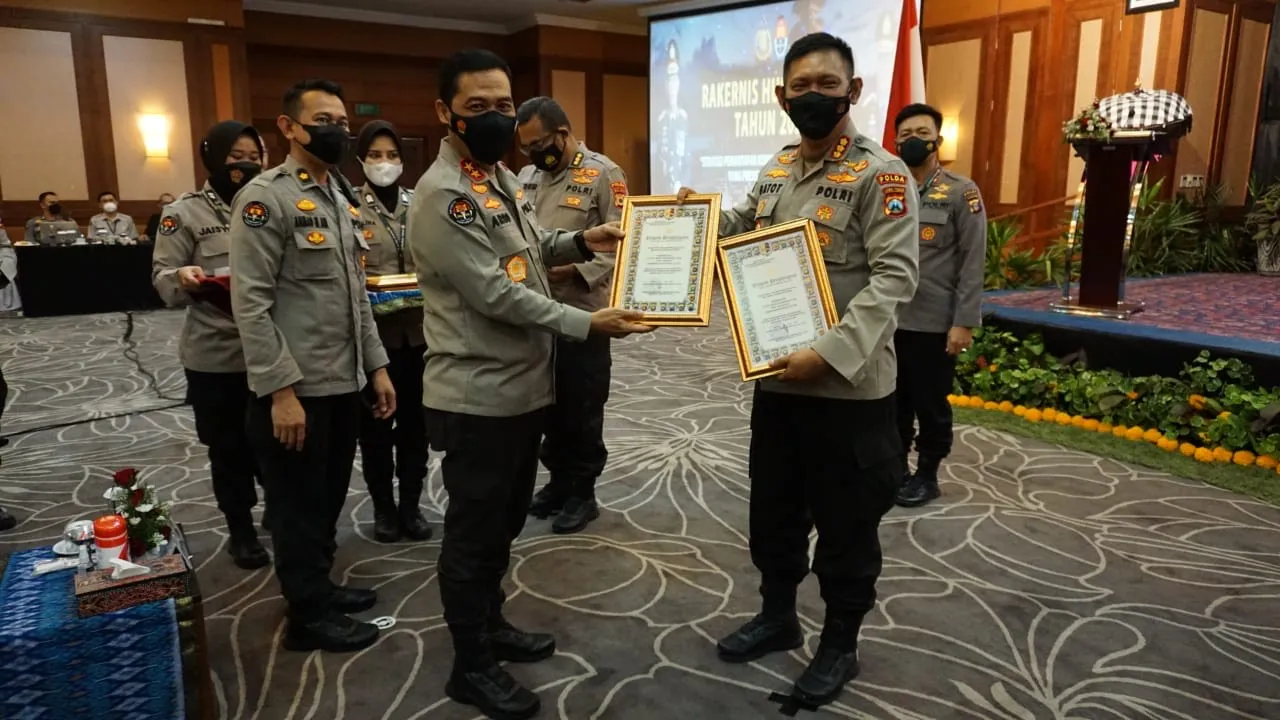Polda Jatim Dapat Dua Penghargaan Top Influencer dan Amplifikasi