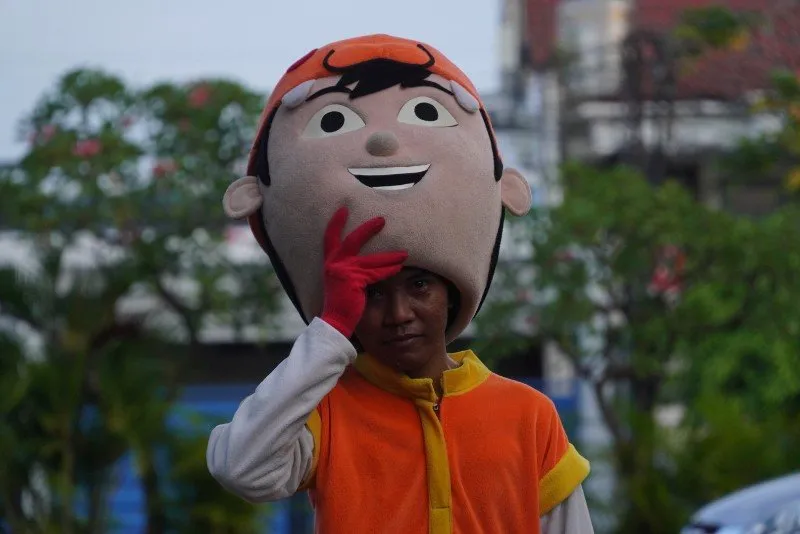 FOTO: Pengamen Badut Meraih Rezeki