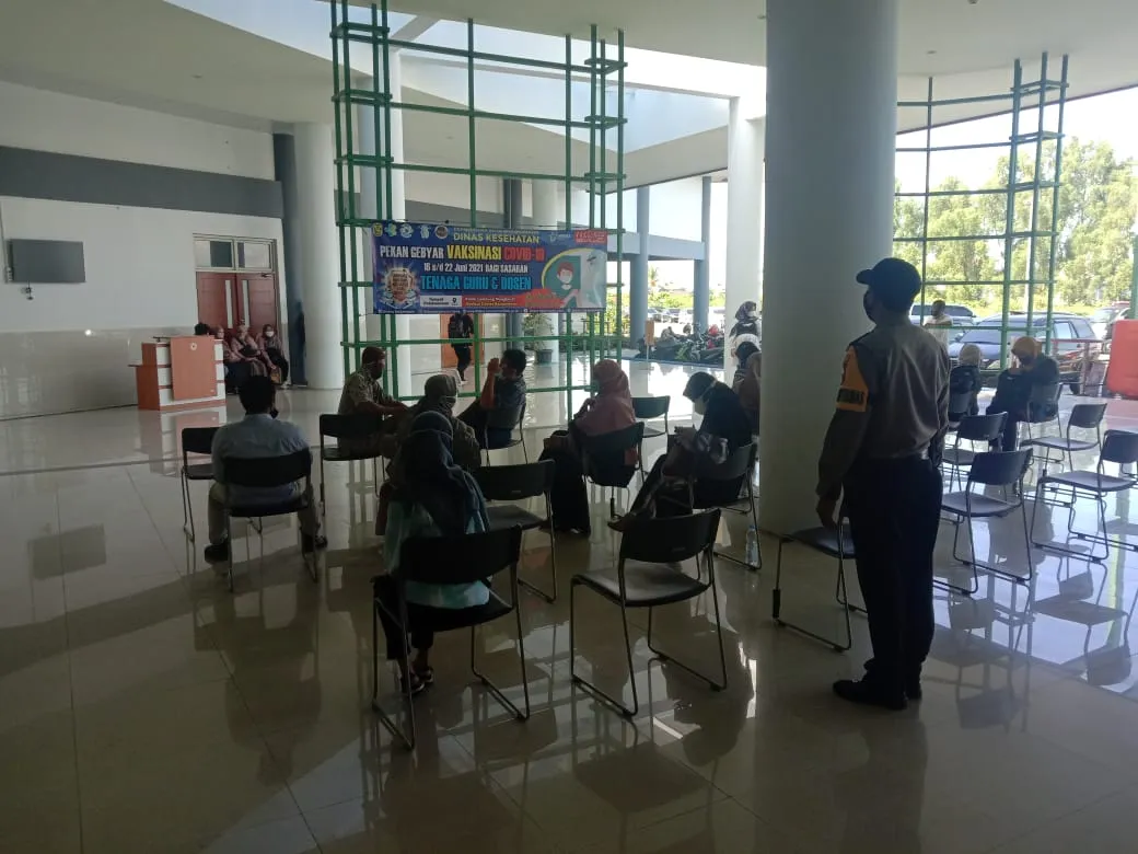 Polisi Kawal Vaksinasi Covid-19 di Gedung SAC ULM Banjarmasin