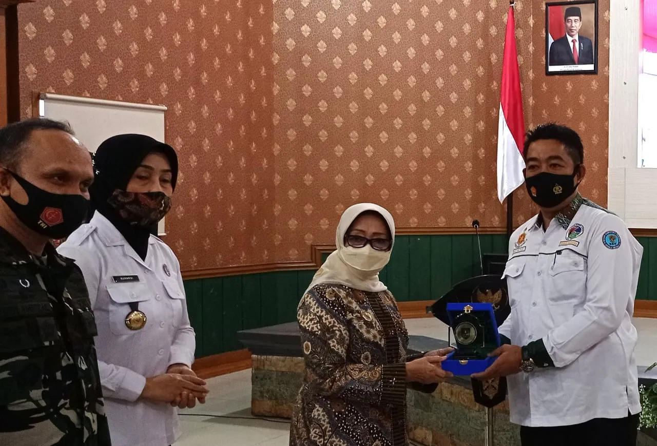 Hari Antinarkoba Internasional, Bupati Mundjidah Wahab Ganjar Satresnarkoba Polres Jombang Penghargaan