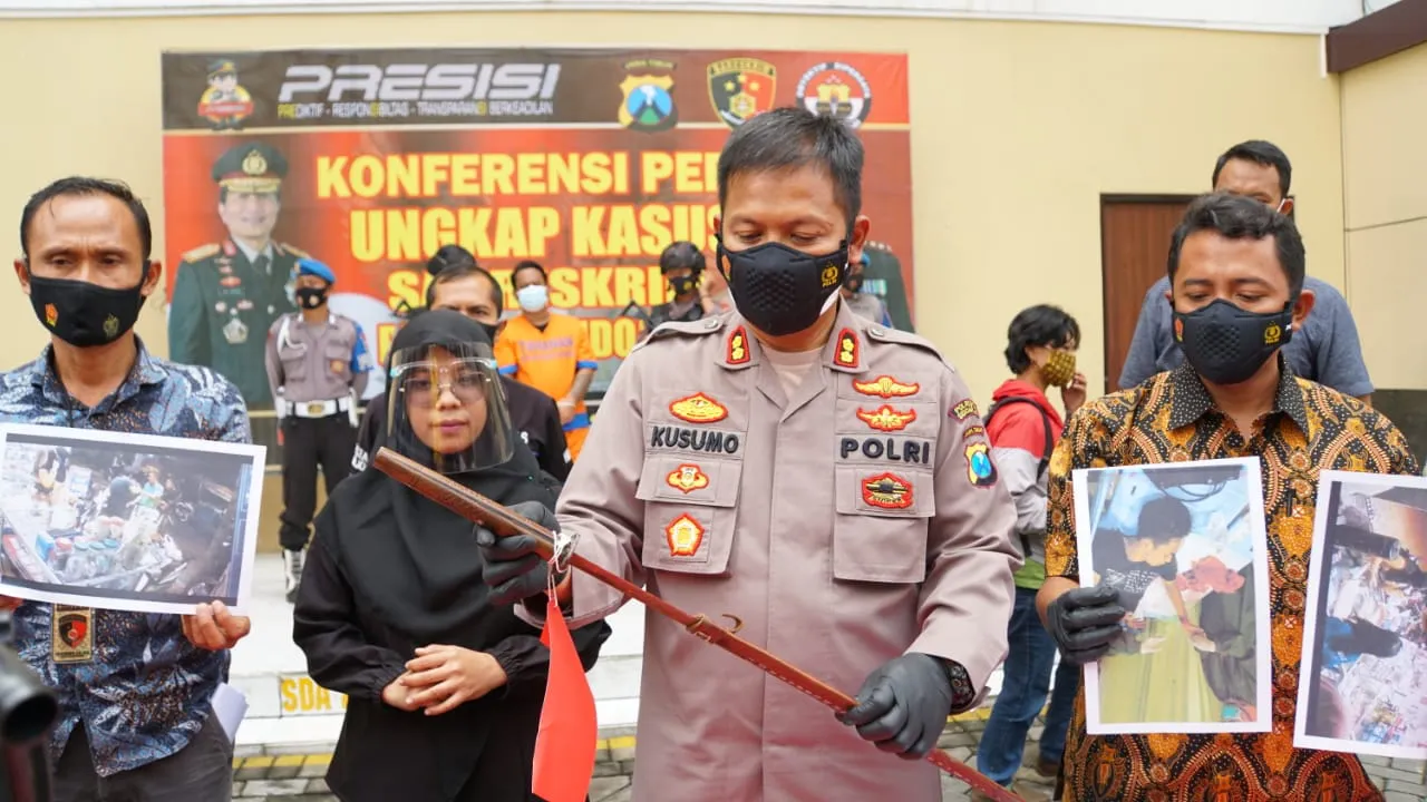 Hanya Karena Senggolan Badan, Pembeli Pulsa di Sidoarjo Disabet Pedang