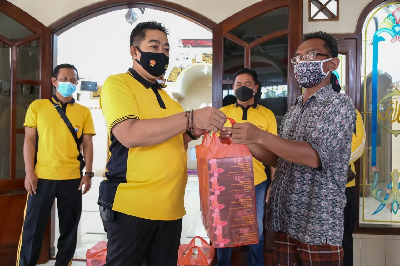 Menyambut HUT Bhayangkara Ke-75 Polres Jombang Gelar Baksos di Masjid