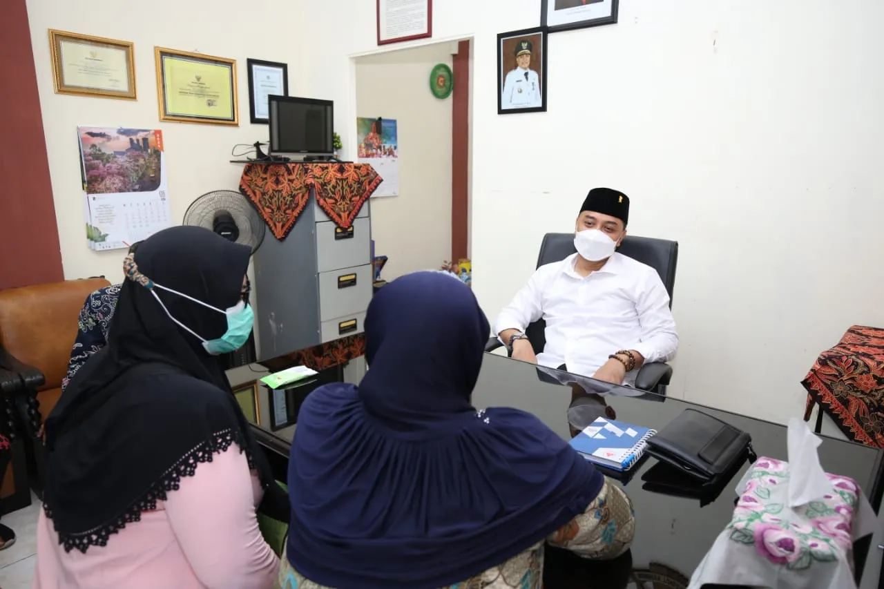 Ngantor di Kelurahan Sememi, Eri Janji Beri Pekerjaan Pada Warga
