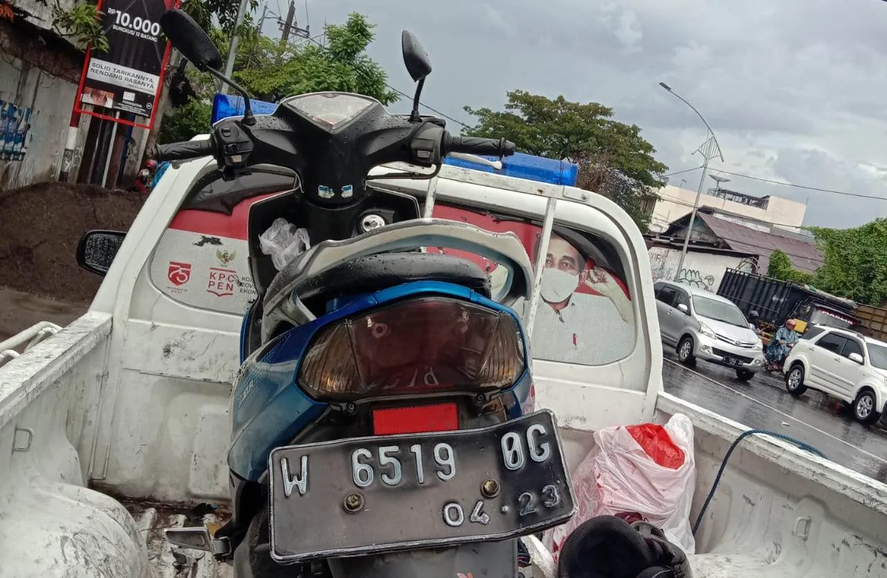 Ditabrak Mobil Pikap setelah Terjatuh saat Menyalip, Pasutri Sidoarjo Tewas di Jalan Mastrip Surabaya