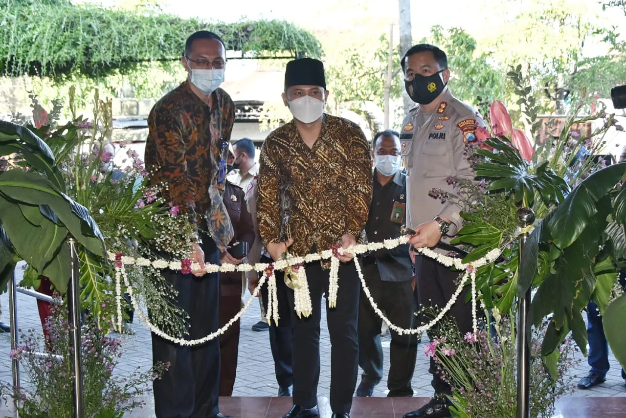 Bupati Trenggalek Nur Arifin Luncurkan Kafe Layanan Publik