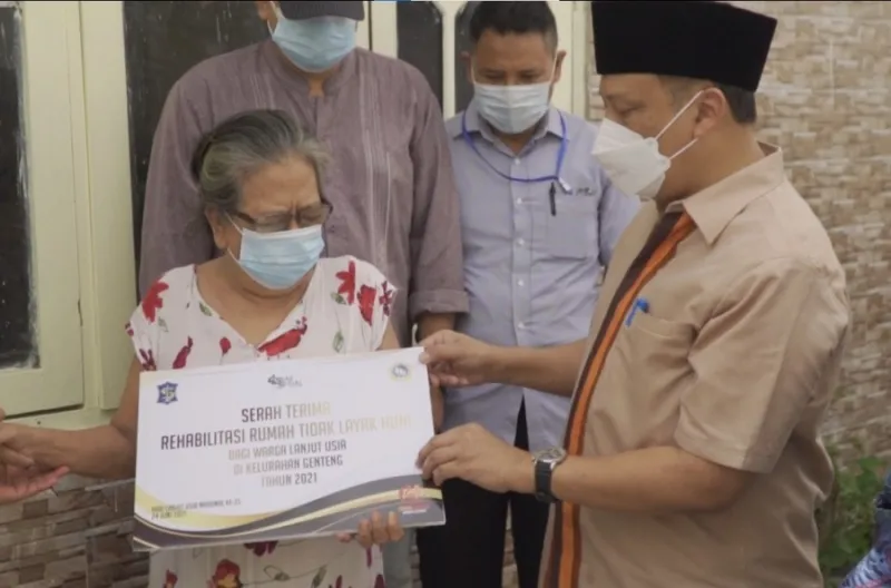 Peringati Hari Lansia Nasional 2021, Pemkot Surabaya Bantu Warga MBR Renov Rumah Tidak Layak Huni