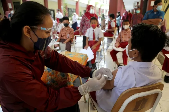 Vaksinasi Pelajar di SMPN 58 Surabaya Capai 400 Peserta Didik