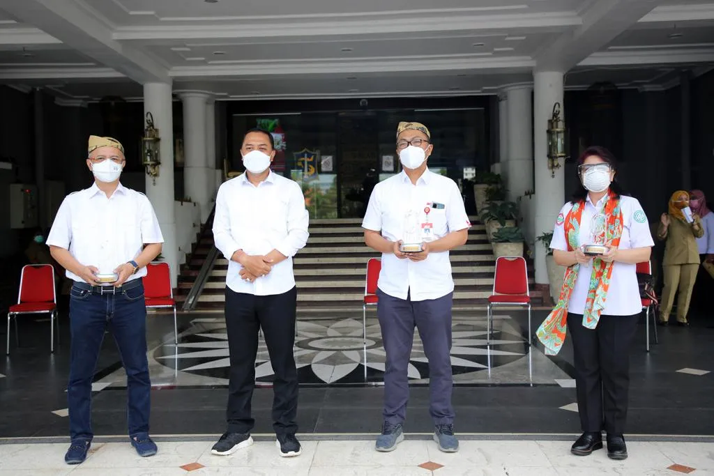 Berbagai Elemen Masyarakat Beri Bantuan, Wali Kota Eri Cahyadi: Mereka Pahlawan Surabaya