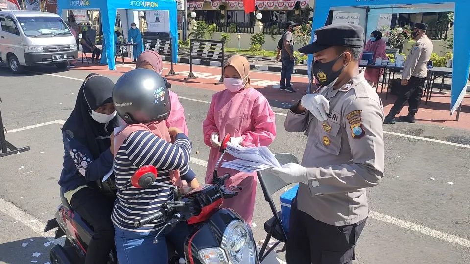 Vaksin Polres Tanjung Perak Drive Thru Tersedia Hingga 500 Dosis