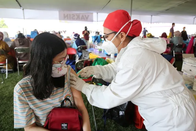 Tinjau Vaksinasi Massal di Lapangan Thor Surabaya, Wakil Ketua DPRD Reni Astuti: Antrean Lancar, Siapa saja Boleh Ikut
