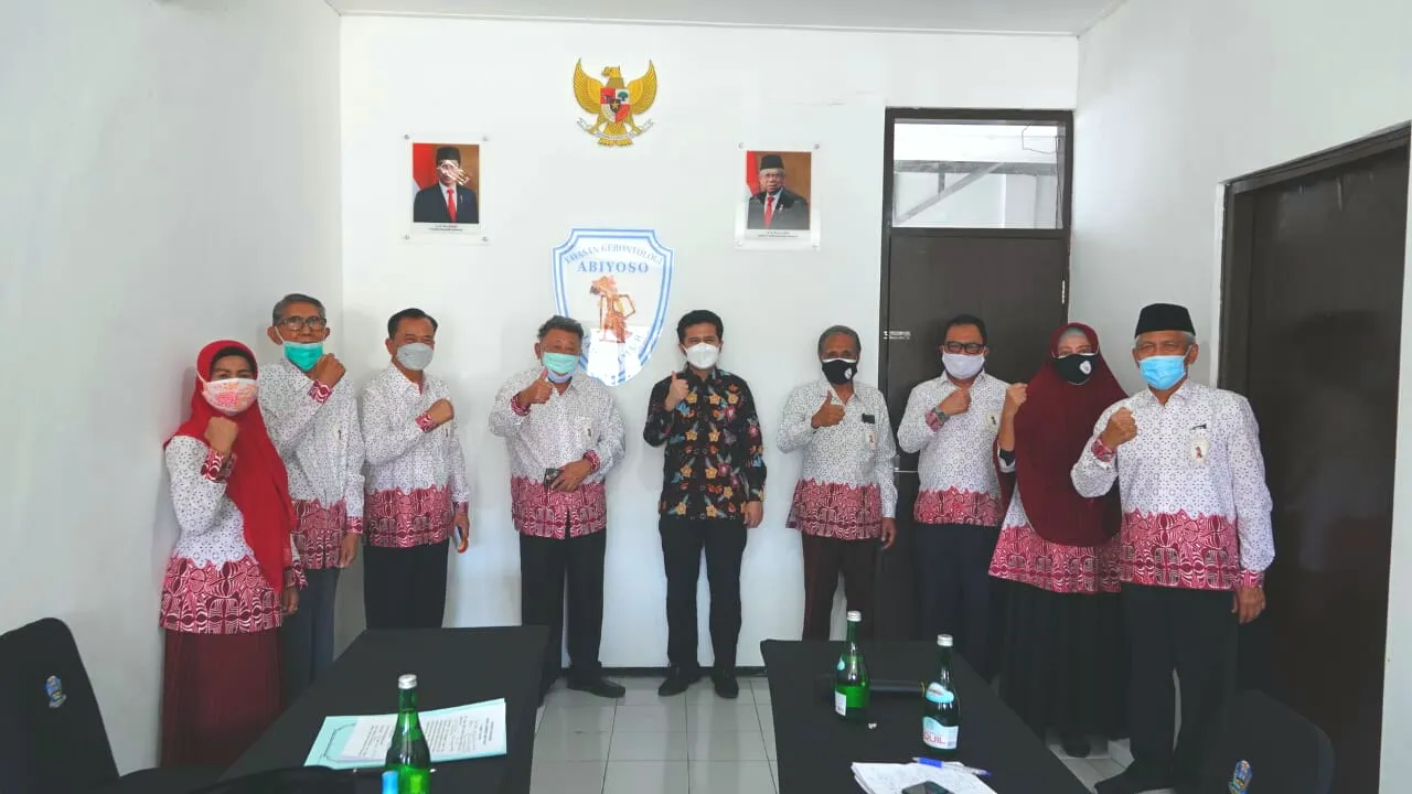 Wagub Jatim Emil Dardak Terus Semangati para Lansia untuk Vaksinasi COVID-19