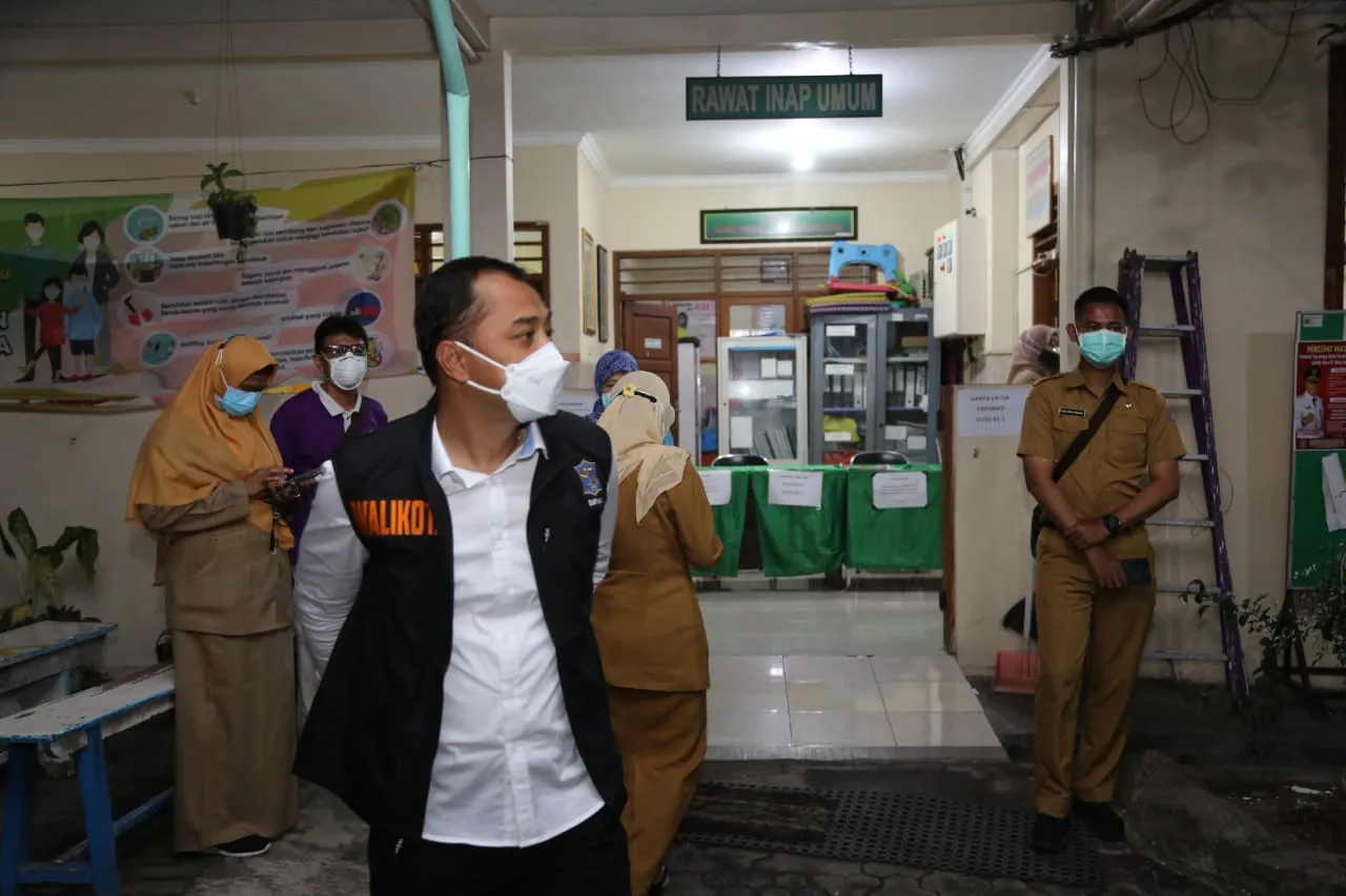 Wali Kota Surabaya Eri Cahyadi Tinjau Pelayanan Puskesmas saat Buka 24 Jam Nonstop