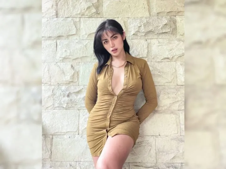 PPKM Darurat Diperpanjang, Jessica Iskandar Semangati Publik dengan Pose Seksi Buka Empat Kancing Bajunya: We Can Do It!
