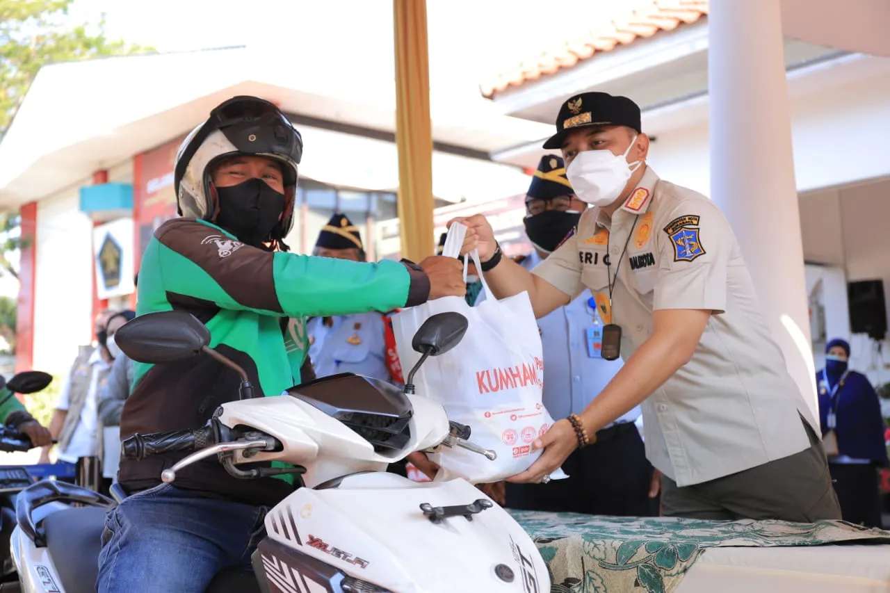 Kemenkumham Jatim Salurkan 809 Paket Sembako, Wali Kota Eri: Bisa Jadi Contoh dan Panutan Bagi Instansi Lain